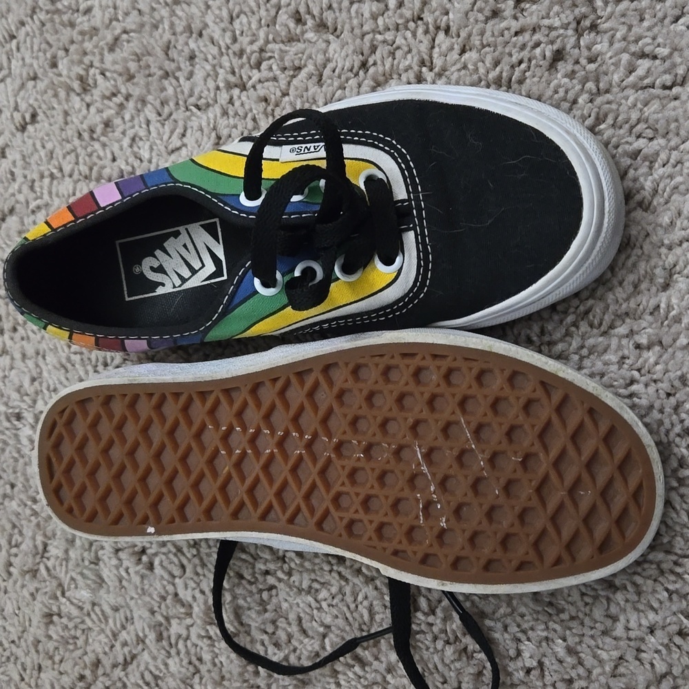 Tennis shoes - Picture 3 of 3